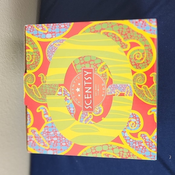 NIB, Scentsy Buddy Authentic Kids. Carl the Chameleon. - Picture 13 of 16